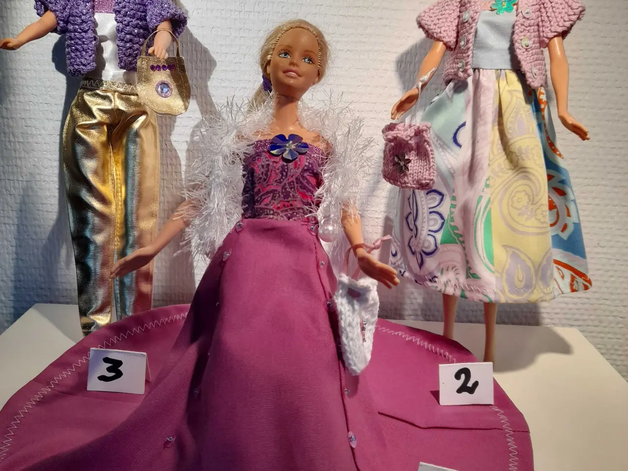 Billede 1 - Nyt hjemmesyet og - strikket Barbietøj