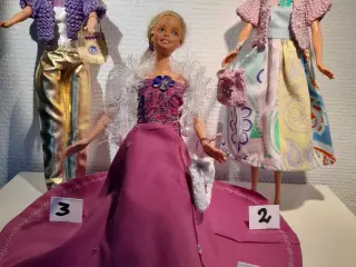 Nyt hjemmesyet og - strikket Barbietøj