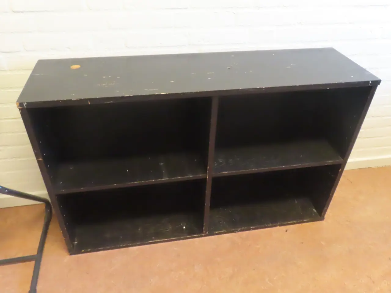 Billede 3 - Indhold på værelse af bord, køjeseng, skab mv.