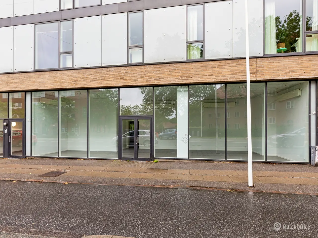 Billede 3 - 112 m² lyst butikslokale med stor eksponering og brede facadevinduer.