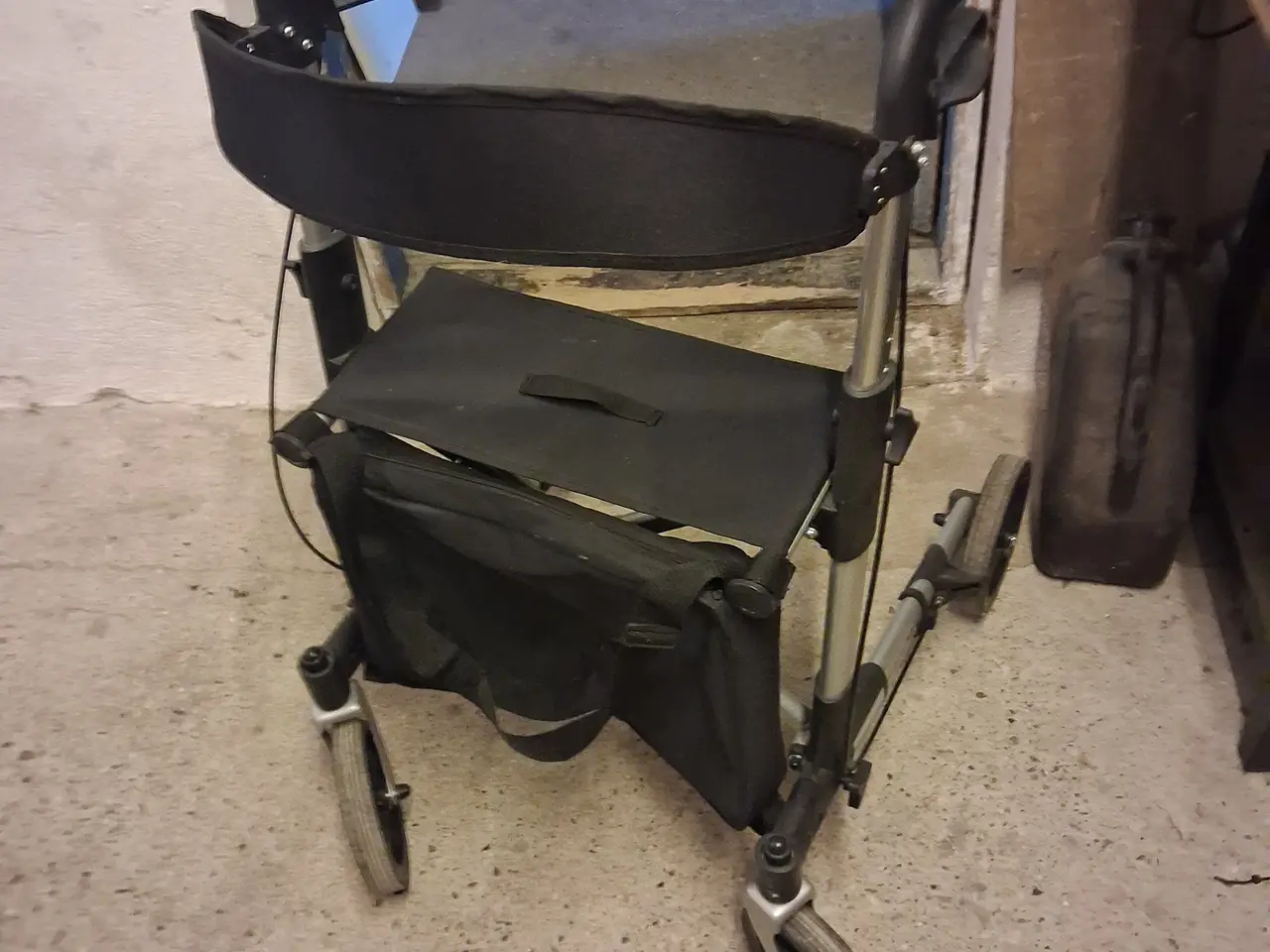 Billede 1 - Rollator aldrig brugt har fået 2 stk i gave.