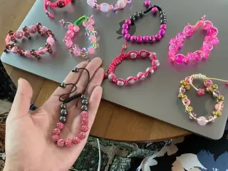 Nye knyttede armbånd