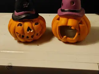 2 små Halloween græskar som kan lyse.