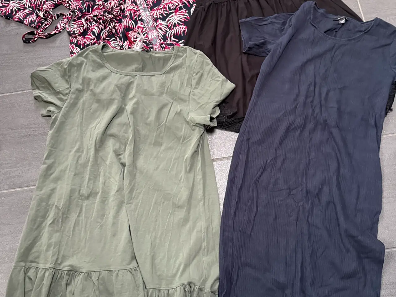 Billede 5 - Tøjpakke str Large, jeans, jakke, kjoler, bluser,