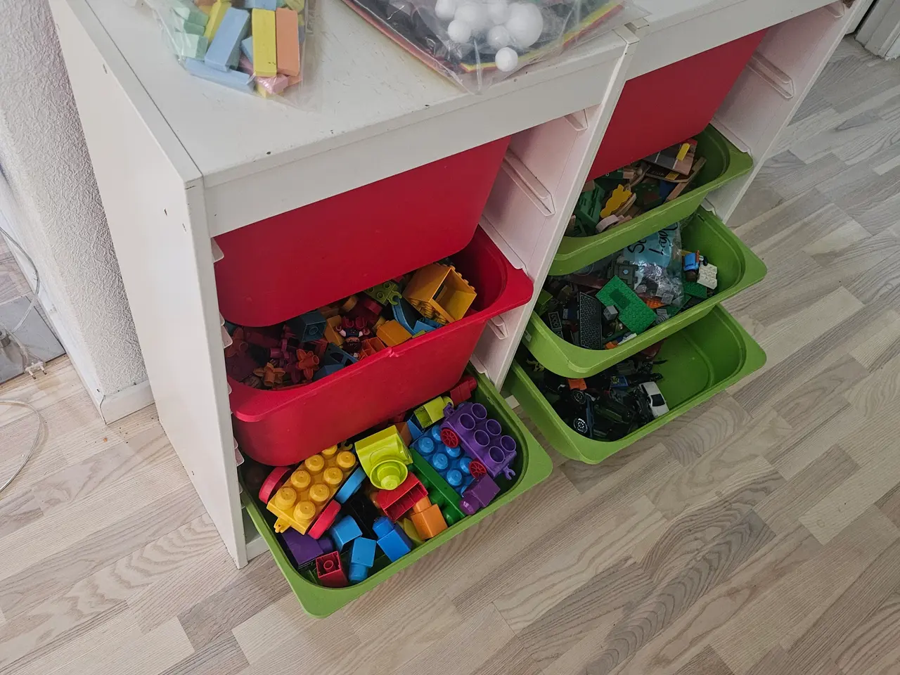 Billede 1 - Ikea trofastreol med legetøj