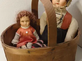 Antik kurv med 2 dukker med papmachéhoveder.