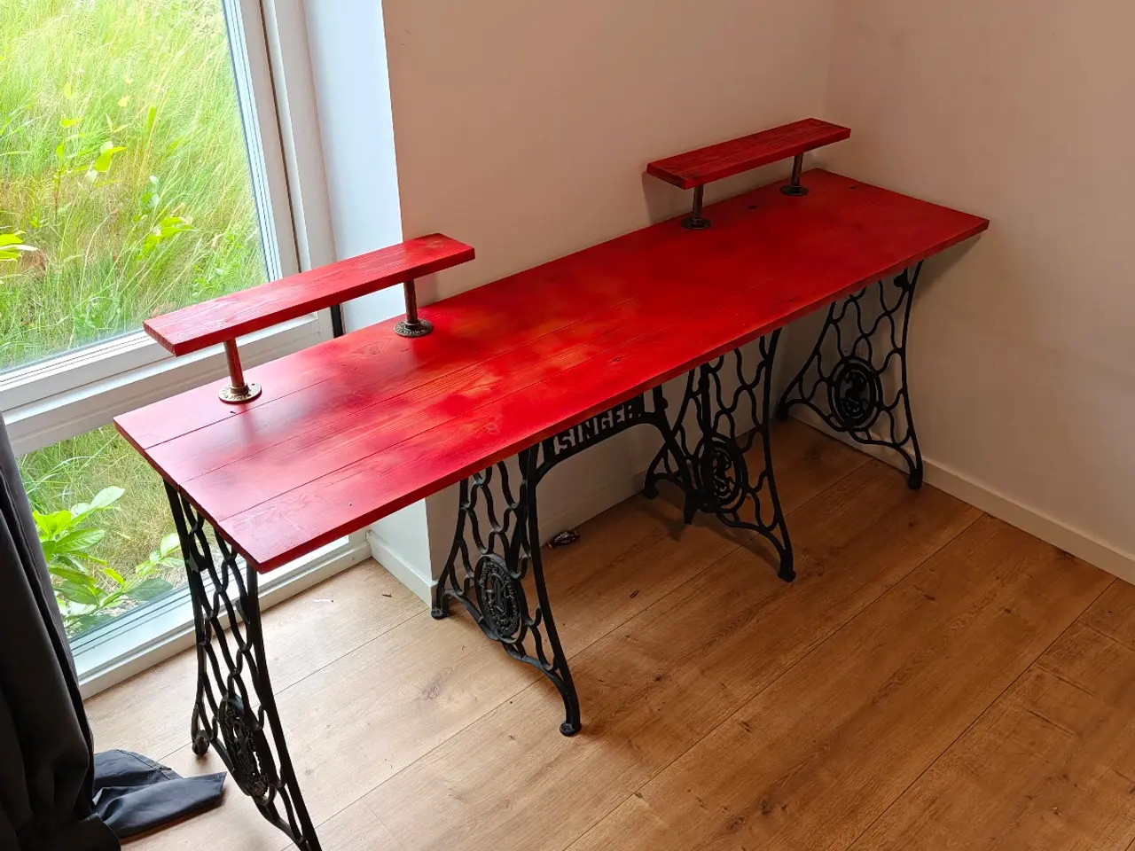 Billede 1 - Skrivebord i træ/metal