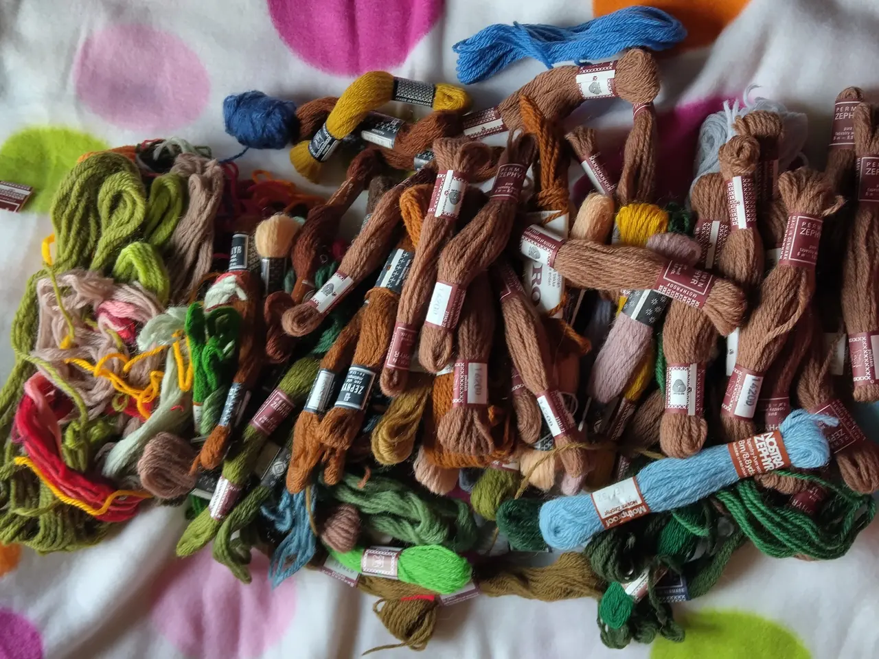 Billede 1 - 791 stk. Broderigarn - 6 broderier - hæklesæt