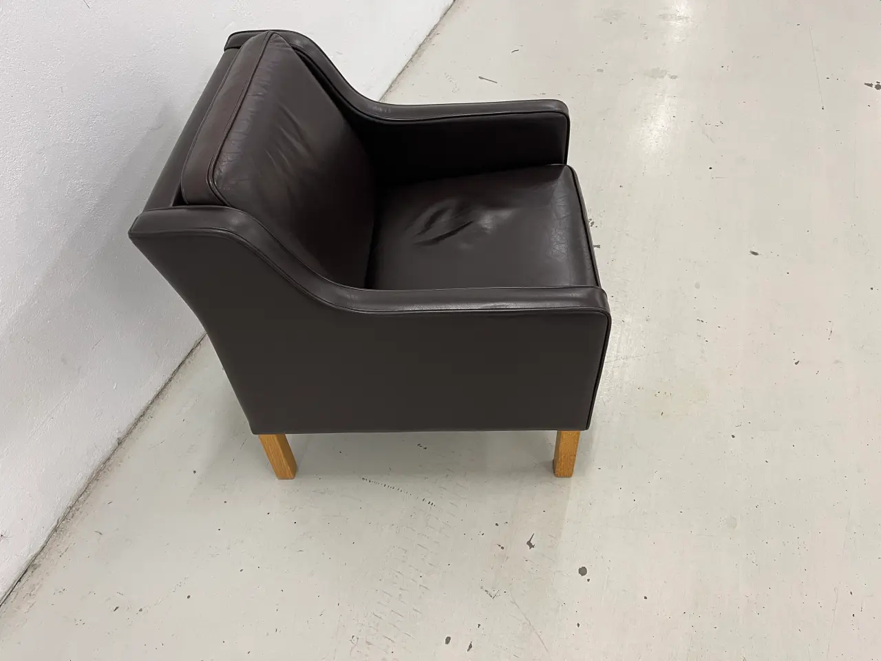 Billede 6 - Mogens Hansen MH195 lav stol i Dark Brown læder.