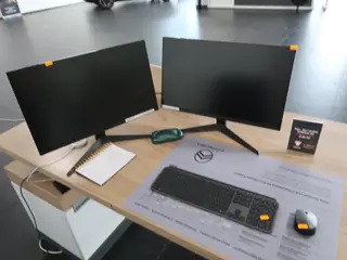 2 stk. Computerskærme LG 24GQ50F-B med tastatur og mus
