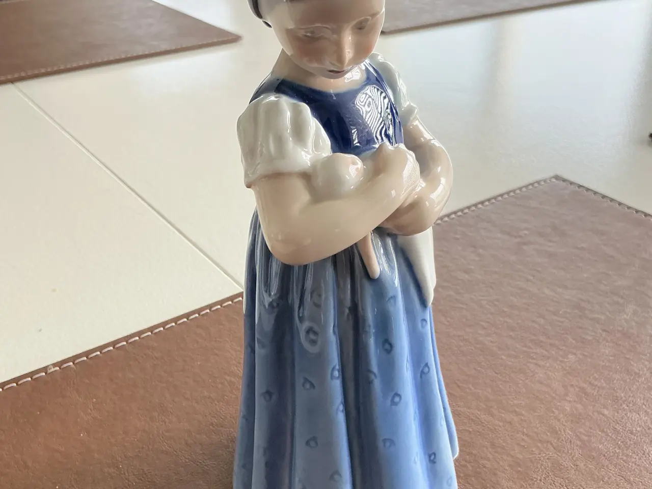 Billede 2 - Mary med dukke
