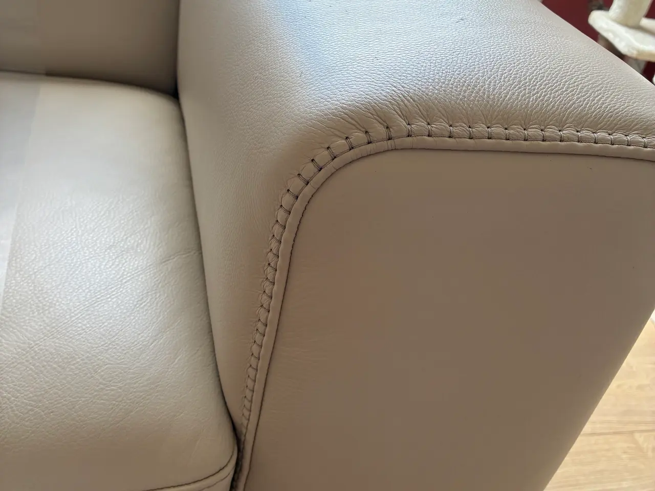 Billede 12 - Hjørnesofa i lyst læder.
