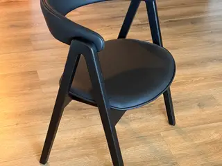 Forma spisebordsstol med sort okselæder