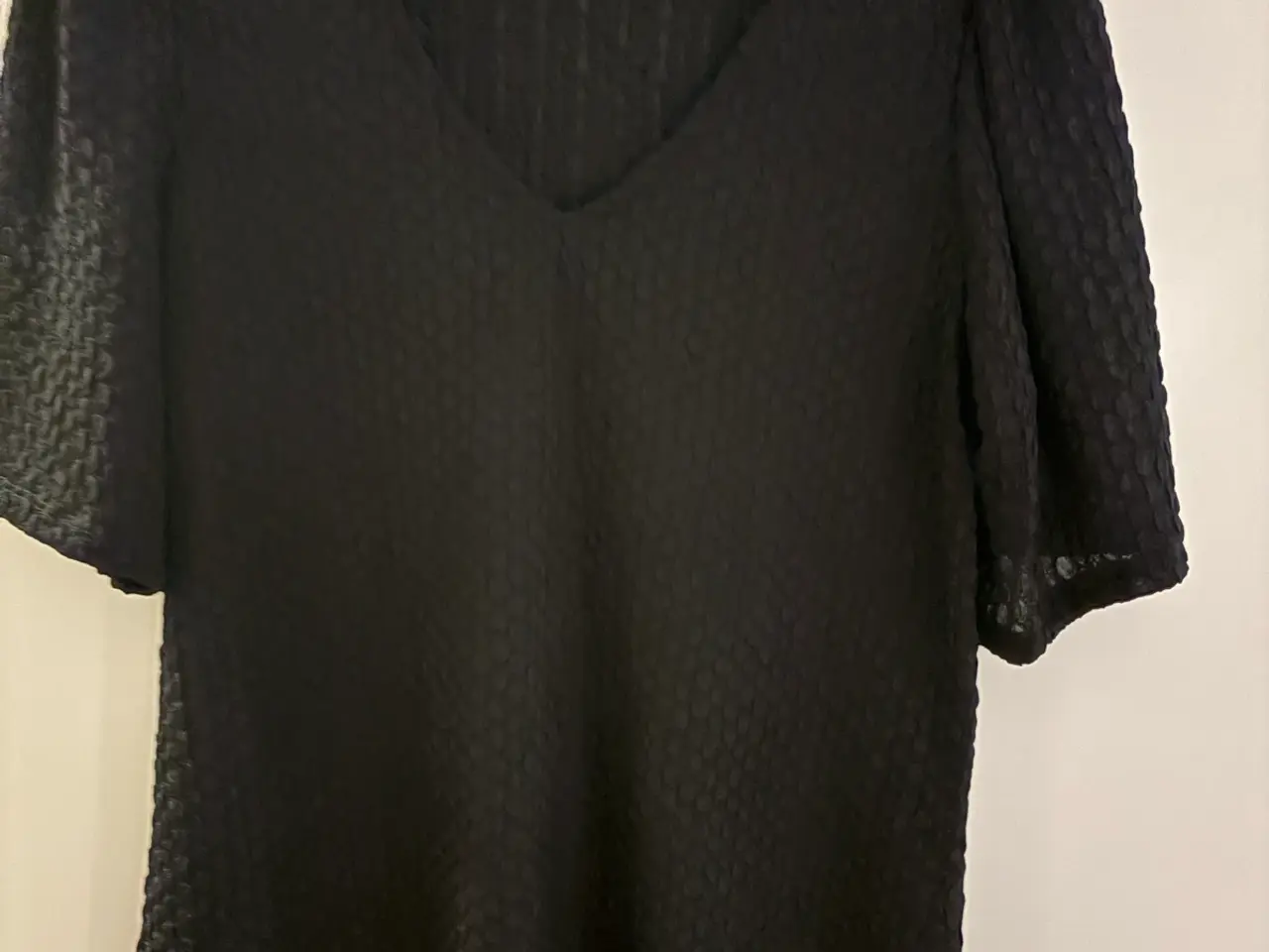 Billede 1 - Smart sort bluse m/pufærme fra Evoked Vila