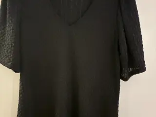 Smart sort bluse m/pufærme fra Evoked Vila