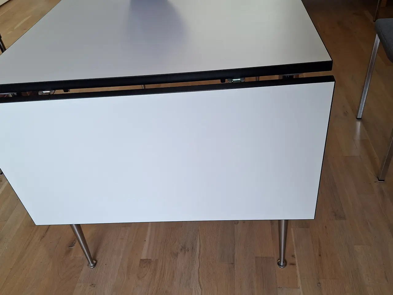 Billede 5 - Spisebord i hvid laminat