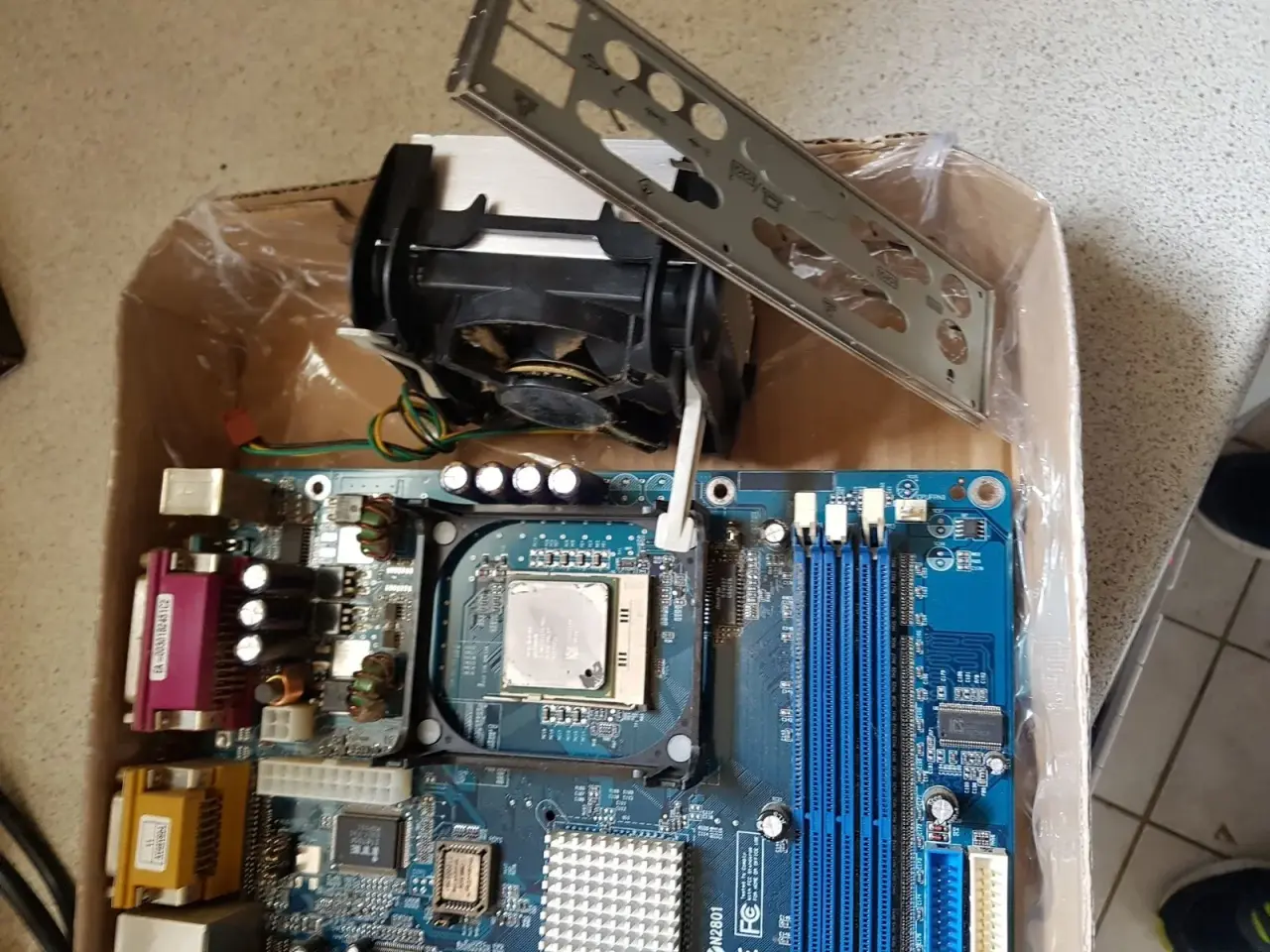 Billede 2 - AV49V v1.0B inkl køler og 2.40ghz cpu.