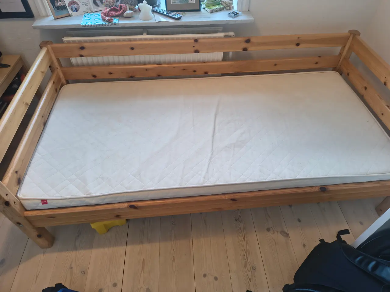 Billede 1 - Flexa enkeltseng fyrretræ med madras og sengehest 