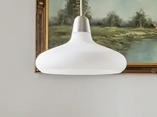 Pendel i opalfarvet glas