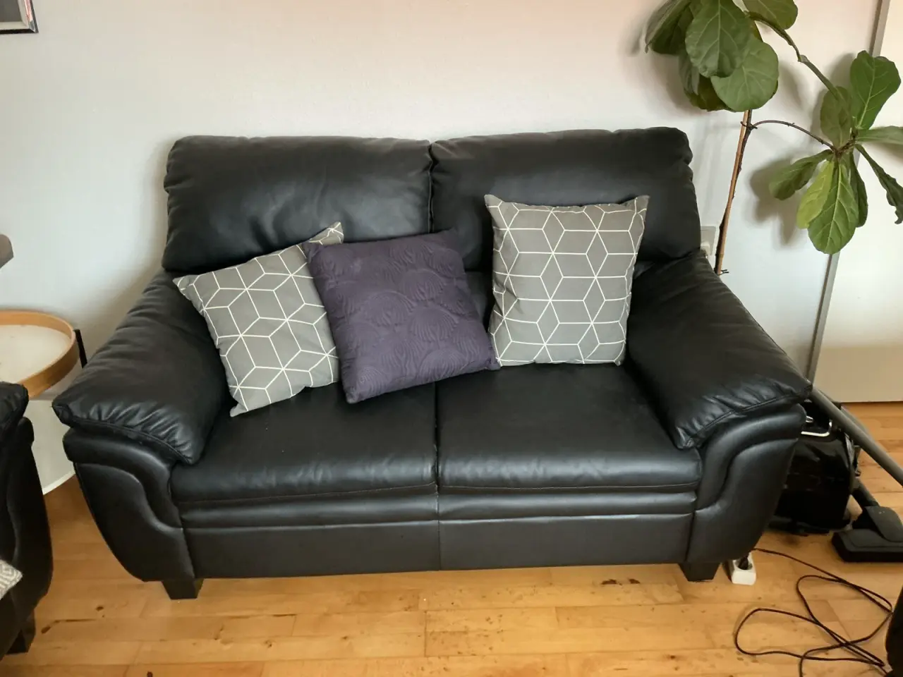 Billede 1 - 2 personers sort nappa kunst “læder” sofa
