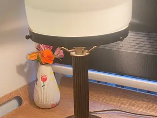 * Antik Strindberg lampe - i messing og opalglas