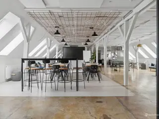 Kontorlejemål med rå detaljer og moderne faciliteter - tæt på Islands Brygge metrostation