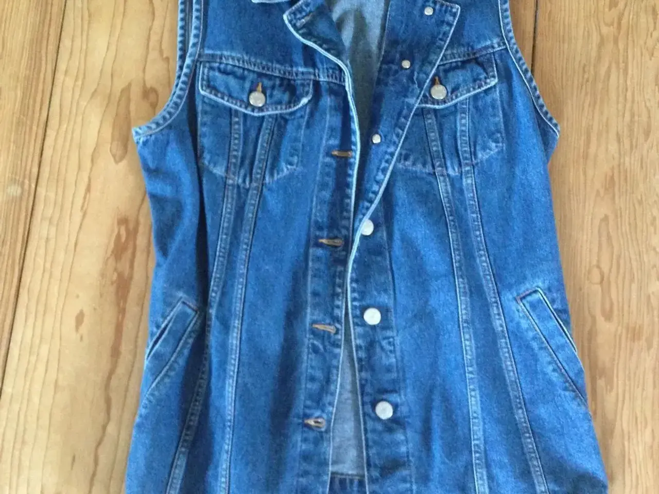 Billede 1 - Denim skjorte uden ærmer, kr 75 inkl fragt