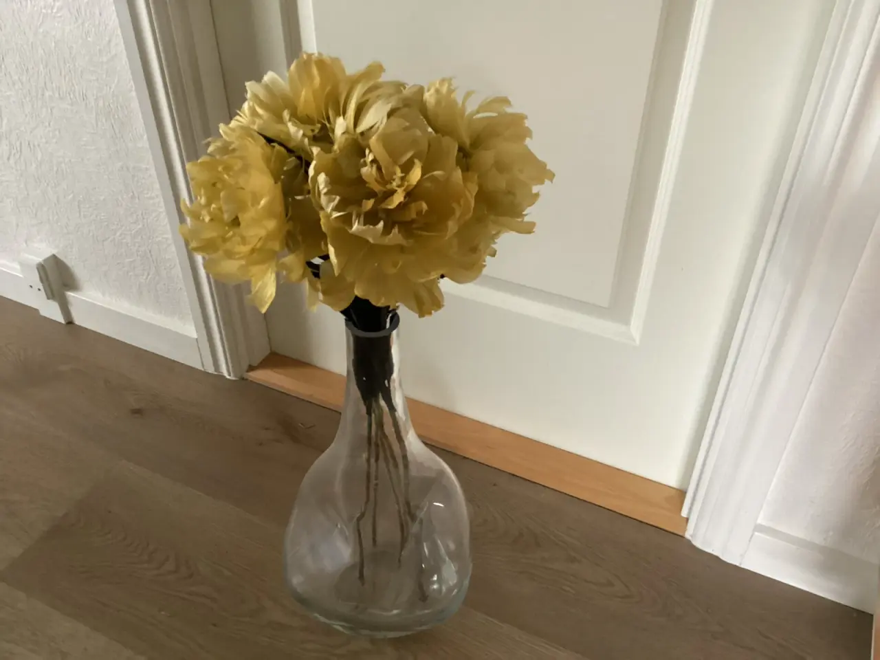 Billede 1 - Lene Bjerre glas gulv vase med kunstige blomster