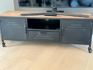 Rustikt tv bord på hjul