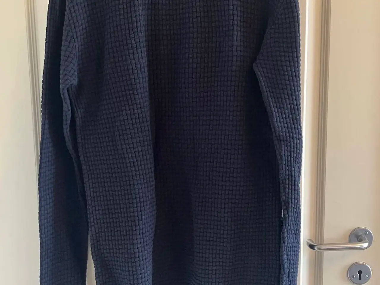 Billede 1 - Mørkeblå sweater fra Anerkjendt