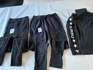 Sofie Schnoor bukser og T-shirt og leggins med foe