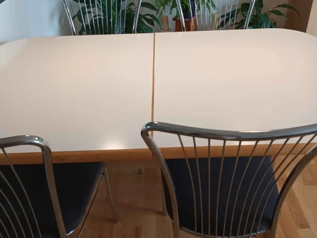 Billede 1 - Spisebord med 2 plader og 8 stole