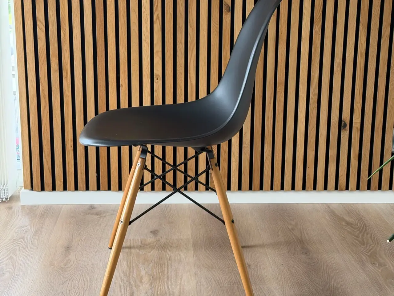 Billede 4 - Vitra Eames spisebordsstole DSW sort plast med træ