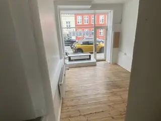 Attraktive erhvervs-/butikslokaler til leje - central og synlig beliggenhed!