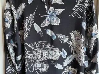 Pæn skjortebluse Sort bund m Sommerfugle på