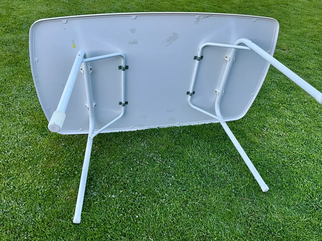 Billede 4 - Stabilt plastbord med metalstel
