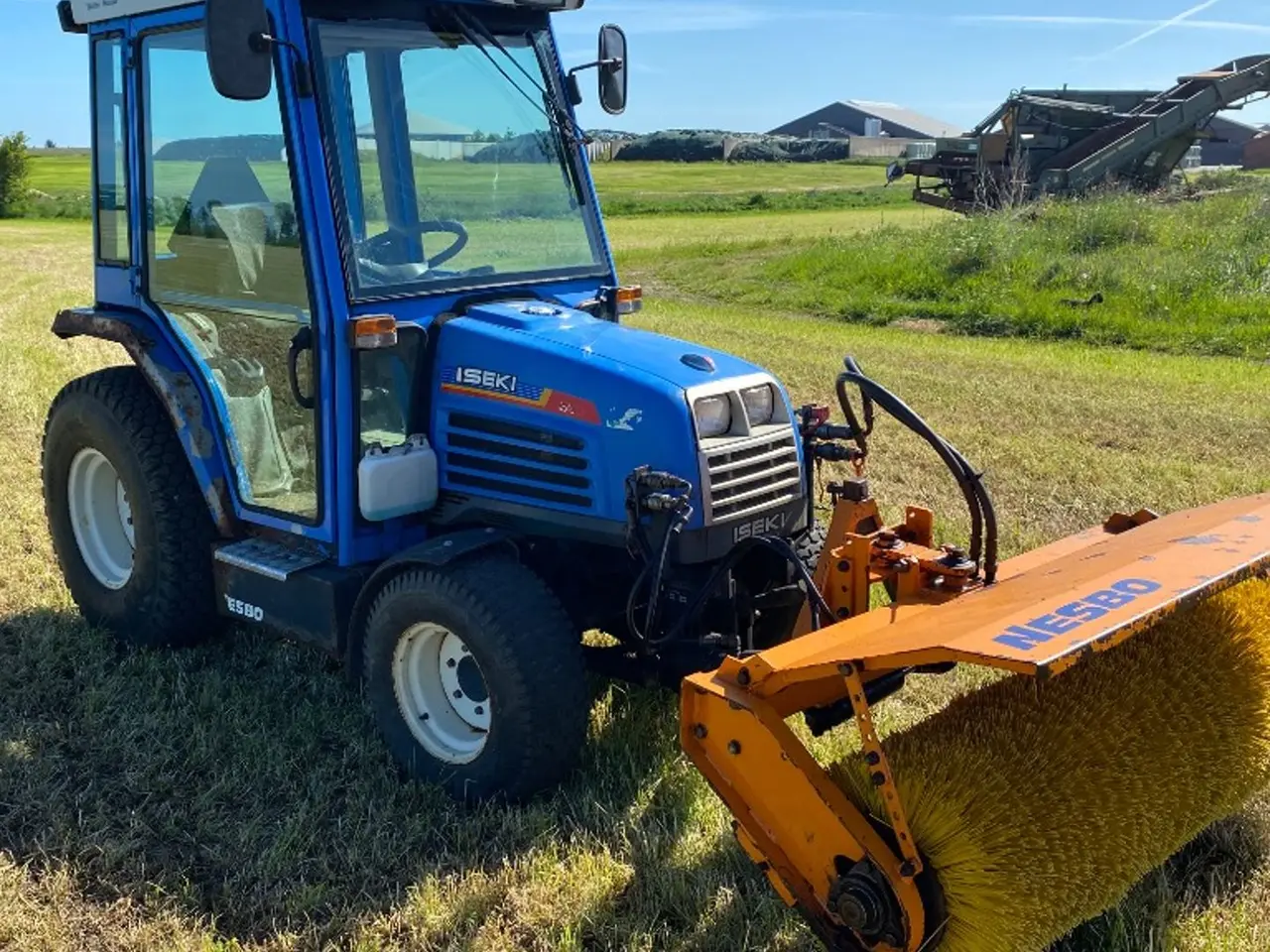 Billede 2 - Iseki TF330  Compact tractor with Nesbo FH1300 Hydraulic front-mounted sweeper