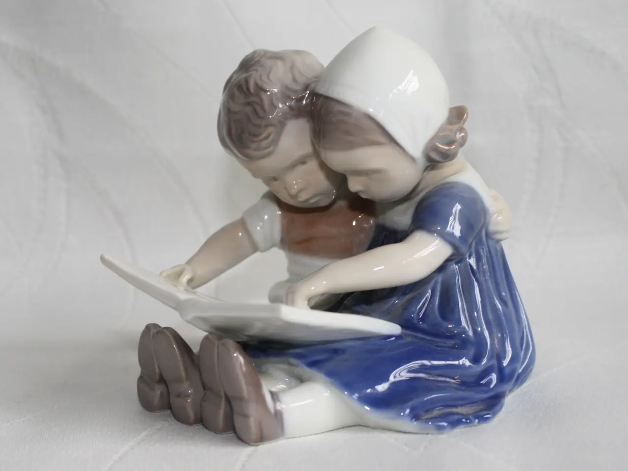 Billede 1 - Læsende børn. Figur fra Bing og grøndahl