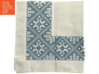 Borddug med blåt broderet mønster (str. 63x62 cm)