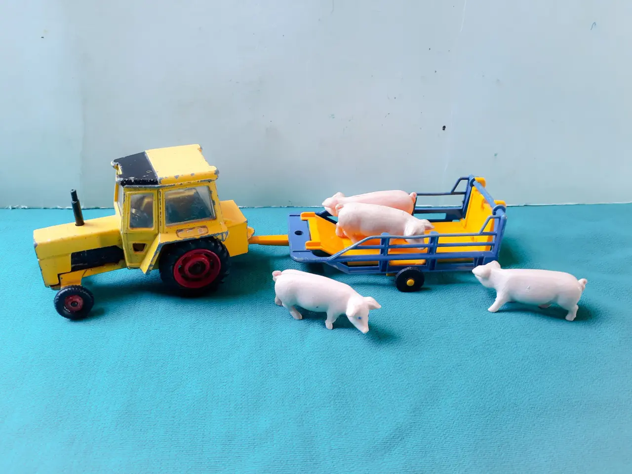 Billede 1 - Corgi Traktor med Britains Vogn og Grise