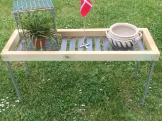 Bord i træ og jern