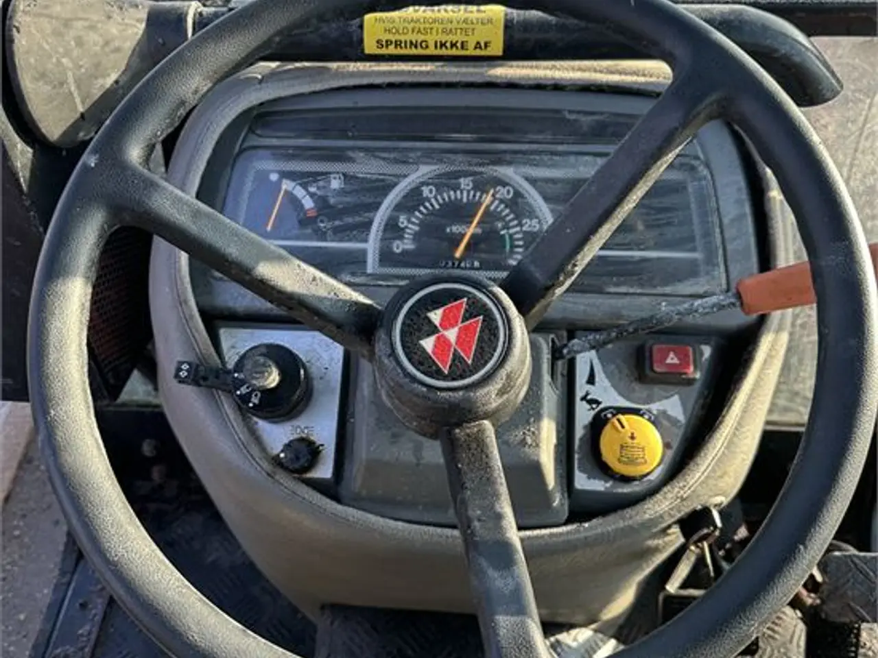 Billede 16 - Massey Ferguson 1523 -Only 375 hours With broom and salt spreder