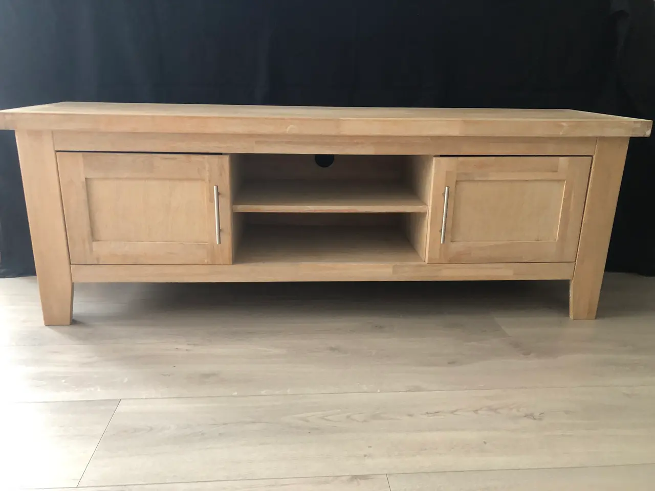 Billede 1 - TV bord i massivt egetræ