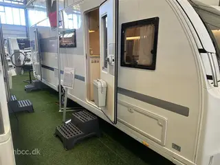 2022 - Adria Adora 673 PK Adria Adora 673 PK (2022) – Fabriksny familievogn med stor besparelse