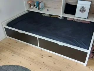 Ikea Flexa enke seng. To skuffer og Åfjäll madres.