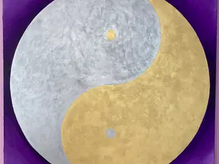 yin og yang symbol i sølv og guld med lyskæde