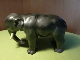 Elefant figur i sort stentøj fra Slovakiet antik