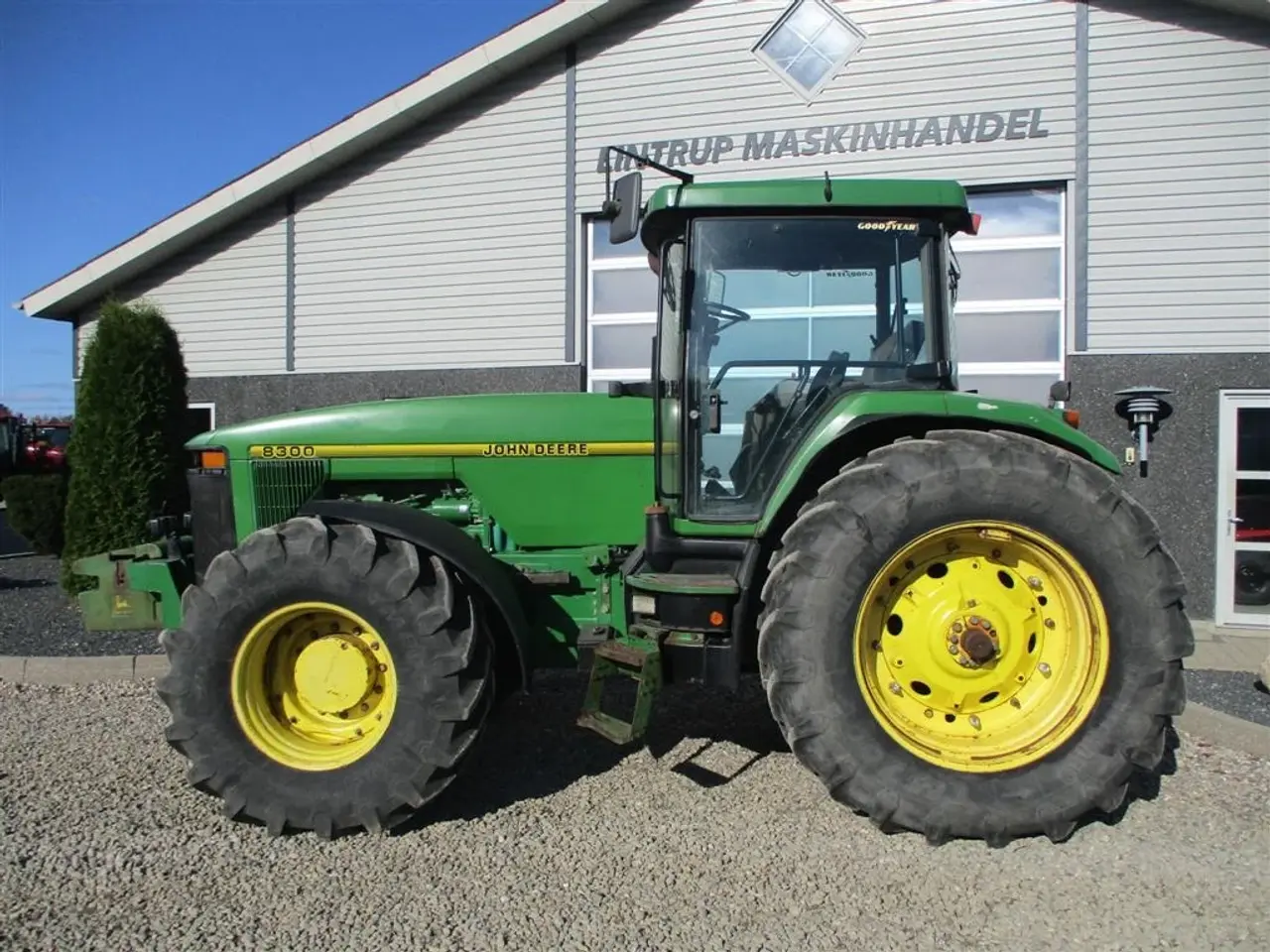 Billede 6 - John Deere 8300 Pæn regulær traktor med rigtig gode dæk på.