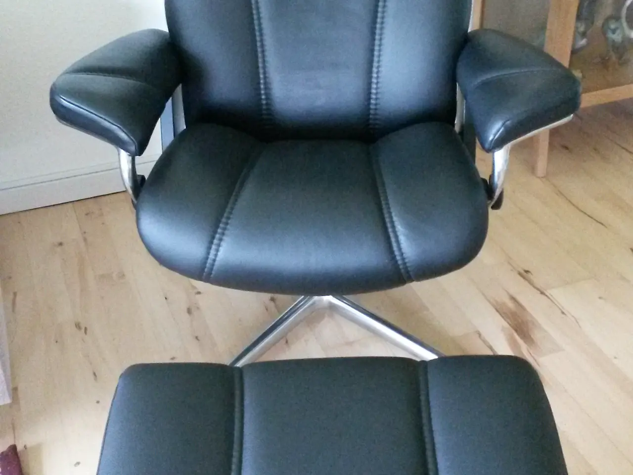 Billede 1 - 2 stressless consul i batick læder og 2 skamler