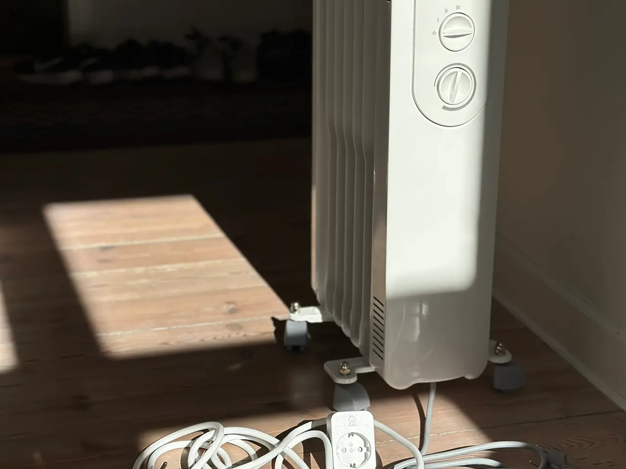 Billede 2 - Flytbar elradiator 1500W med hjul